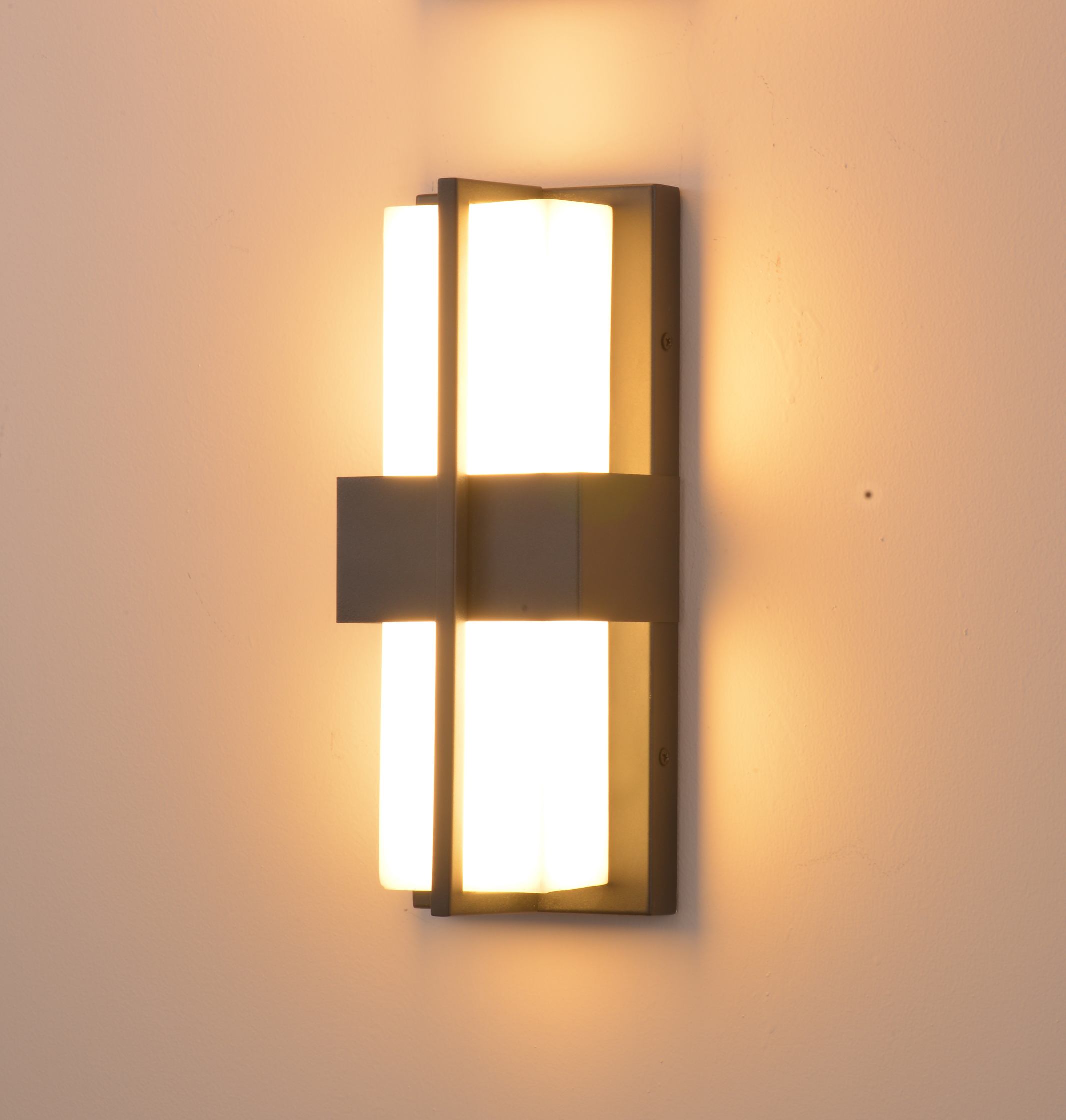 Moderne geometrische Wandleuchte aus Metall